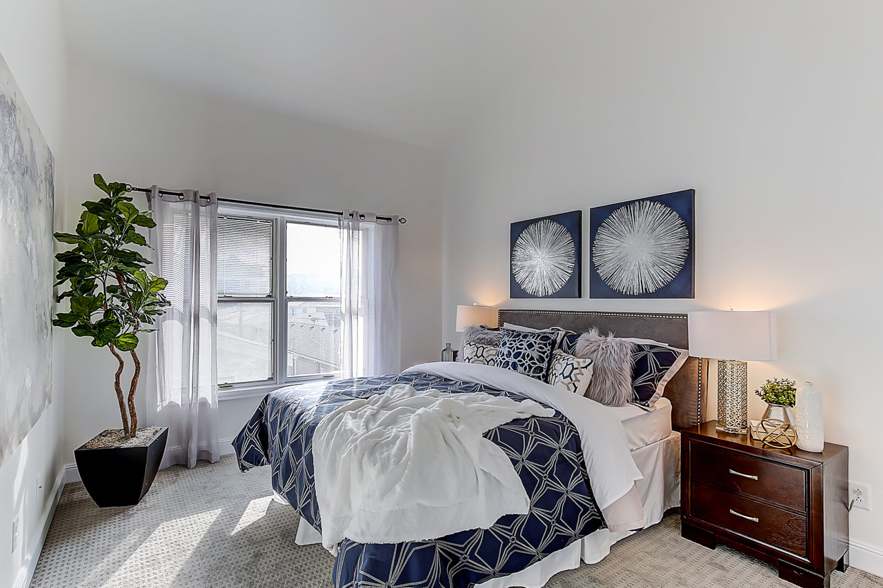 Home Staging Companies: Navy wins in this guest bedroom